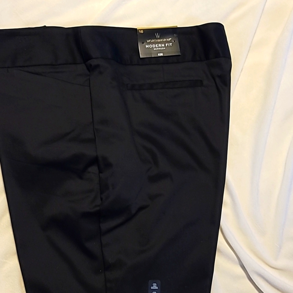 New Worthington Modern Fit Bermuda shorts - women's size 16 Black